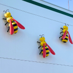 会社の外壁に新たなシンボル “蜂のオブジェ” が完成しました